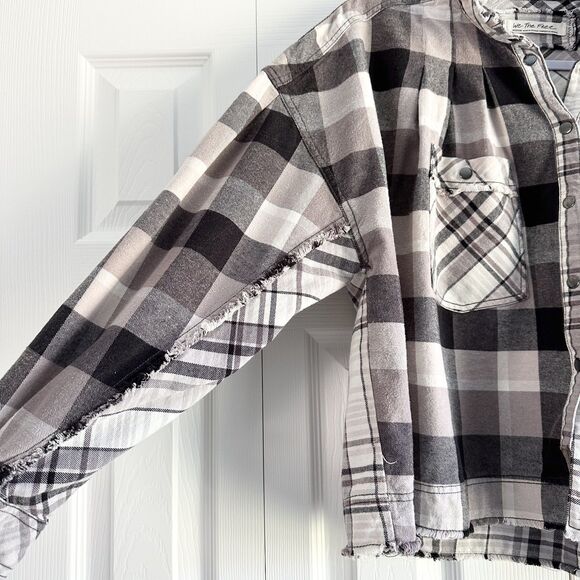 Free People Plaid Shirt Size Medium Black Tan White Crop Snap Front Shacket - Picture 2 of 11